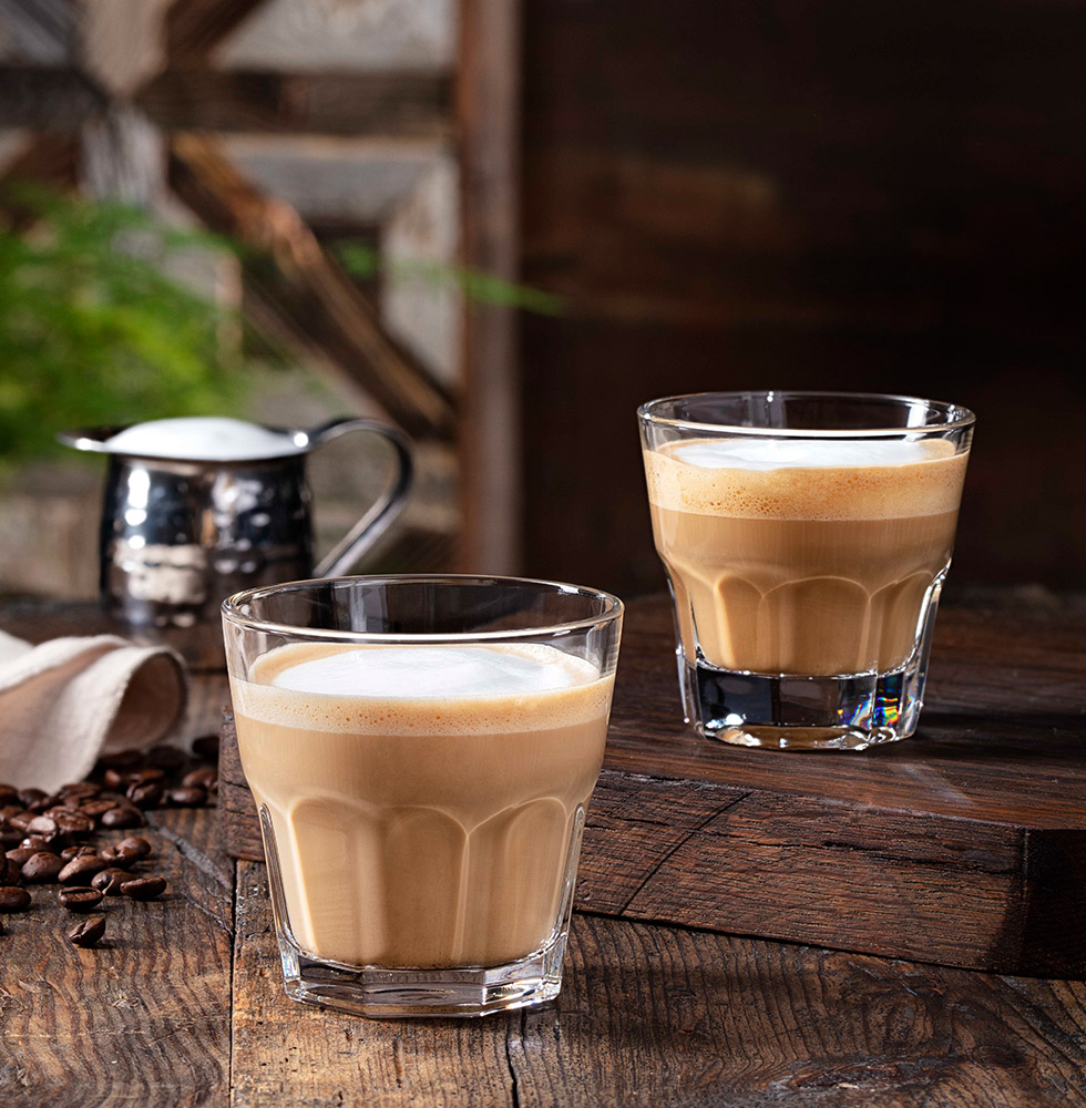 Flat White Reçetesi: Latte'den Farkı ve Cafe'de Doğru Sunum